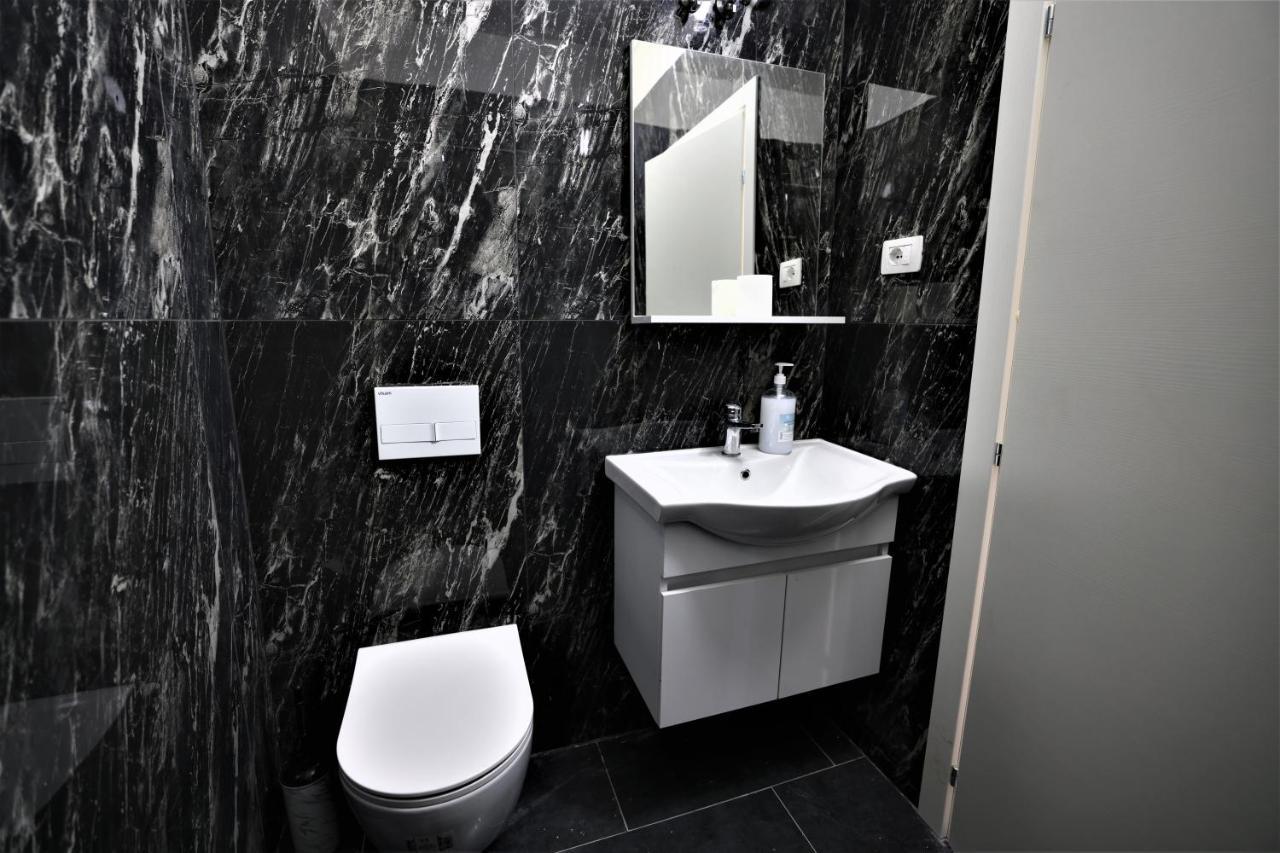 Stylish 1-bedroom In #2 *
